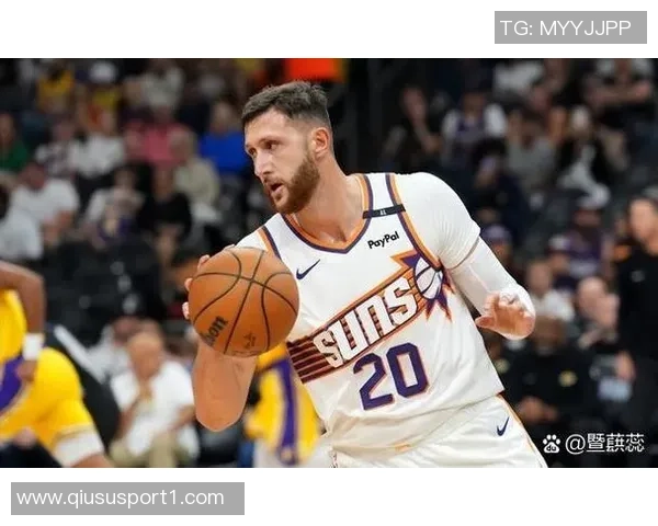 带伤作战的布克在球队中的无私奉献让人难以用言语形容其巨大贡献 带伤作战的布克在球队中的无私奉献让人难以用言语形容其巨大贡献