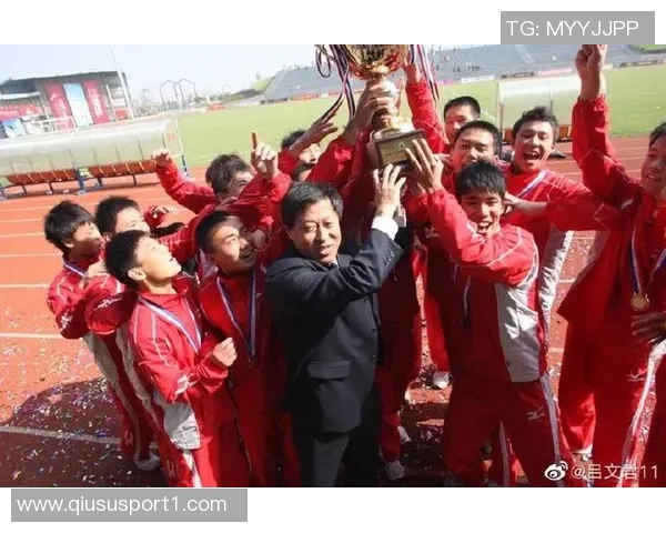 吕文君携手海港一路夺冠从中乙到中超退役后执教梯队传承足球梦想