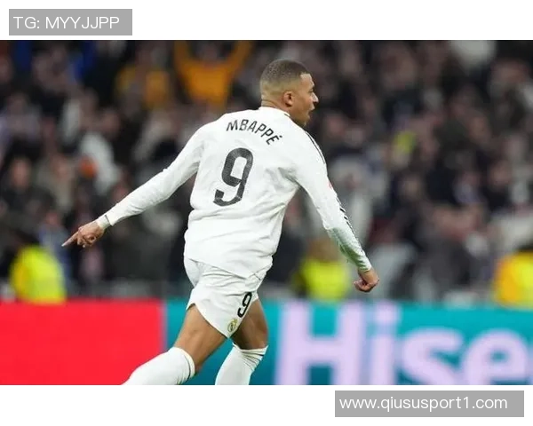 皇马反击机会错失姆巴佩禁区前射门偏离目标成高射炮