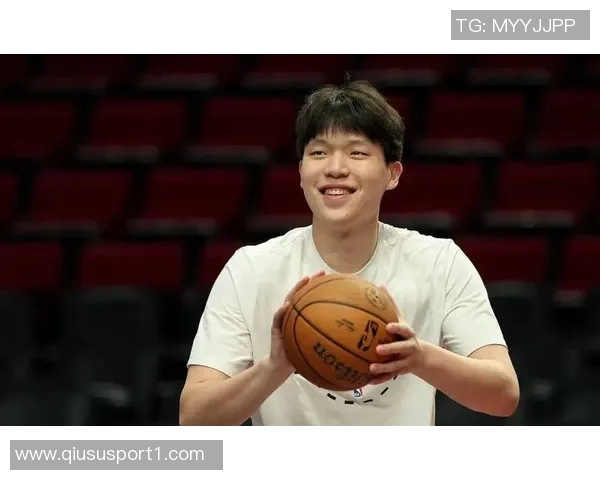 美女球迷摩达中心热情助阵杨瀚森称其身材瘦削似婴儿肥引关注 美女球迷摩达中心热情助阵杨瀚森称其身材瘦削似婴儿肥引关注